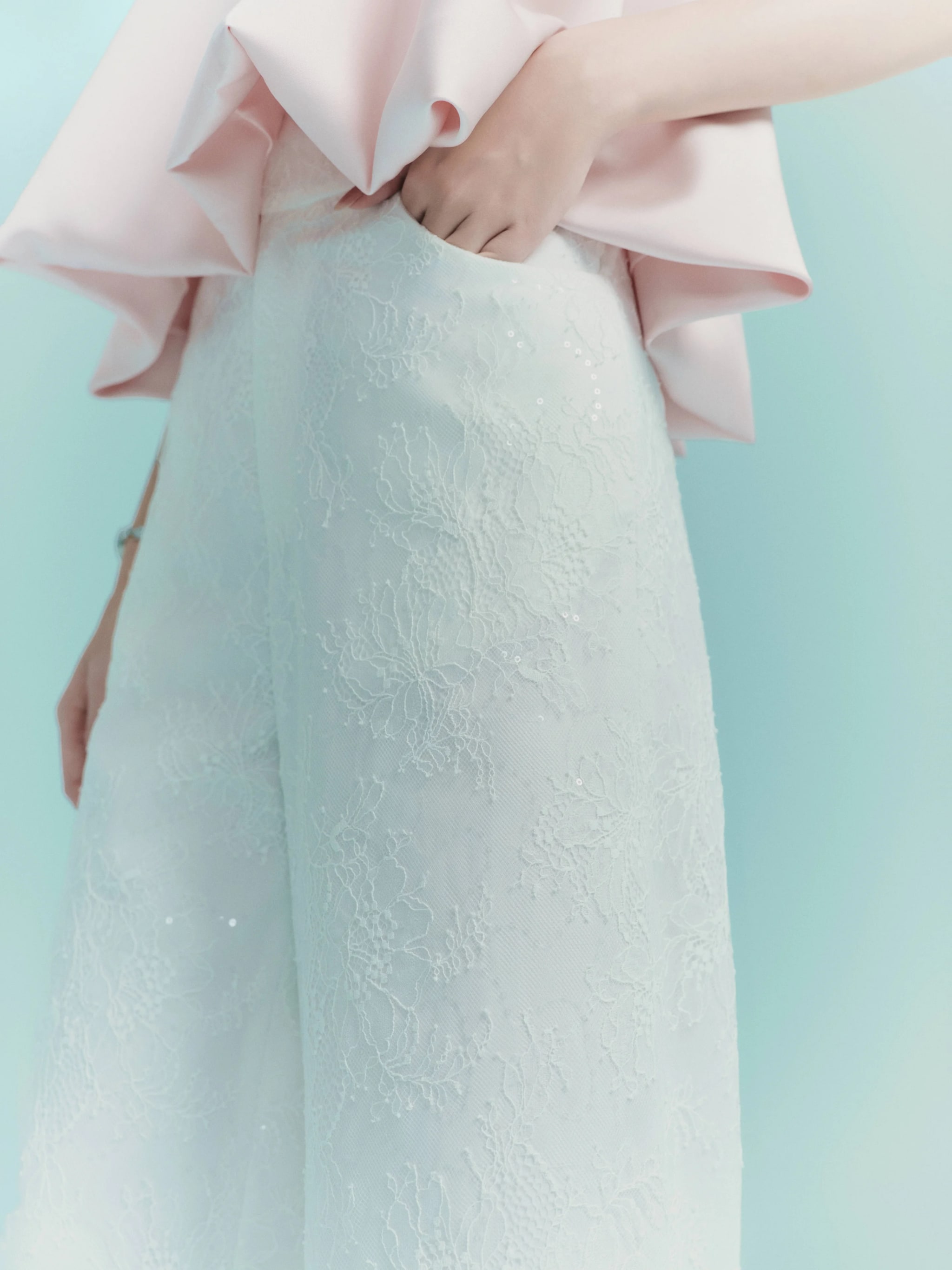 White khaki trousers with Hazel lace