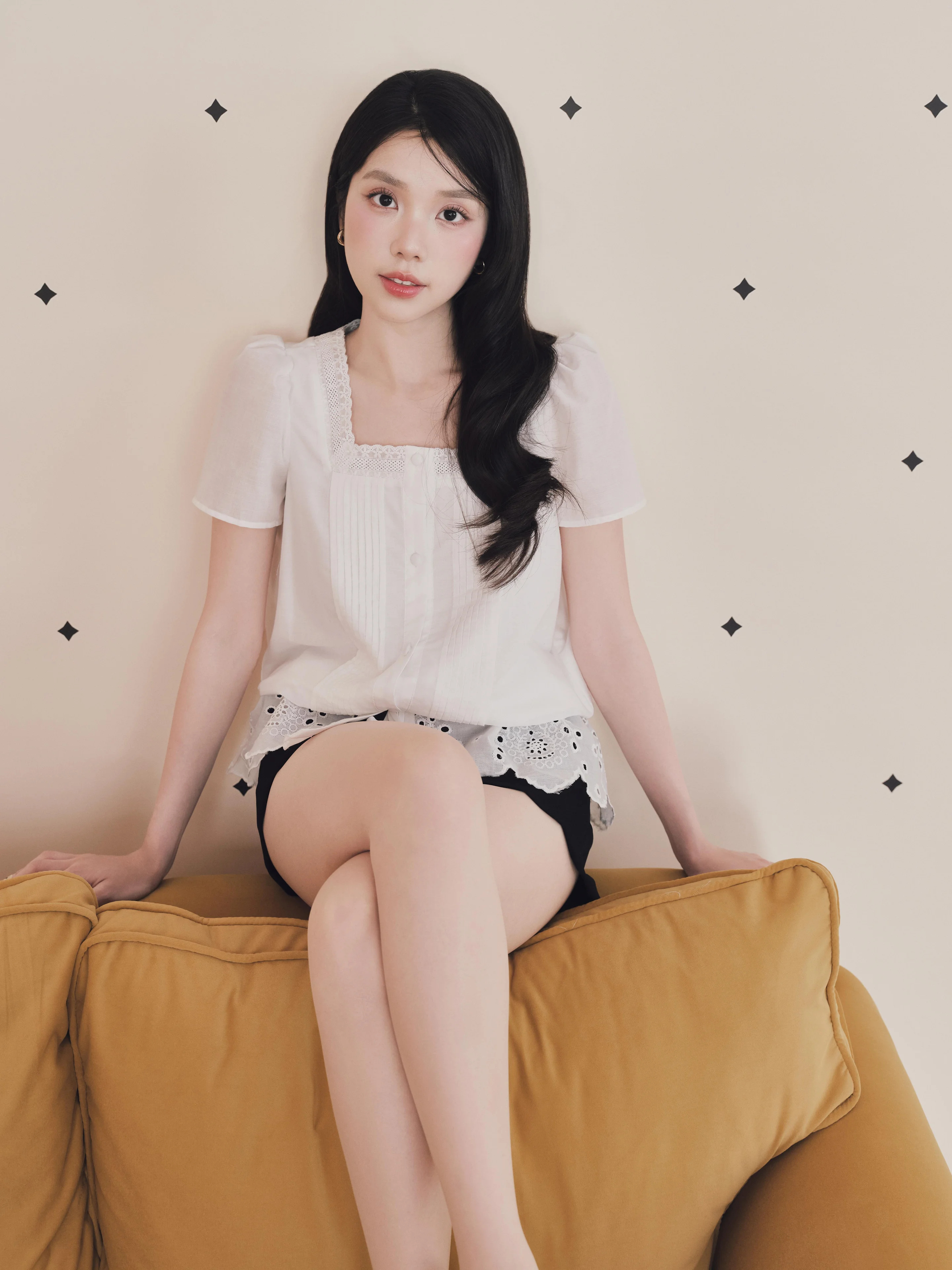Áo kiểu nữ boi trắng thêu gấu Aura Top