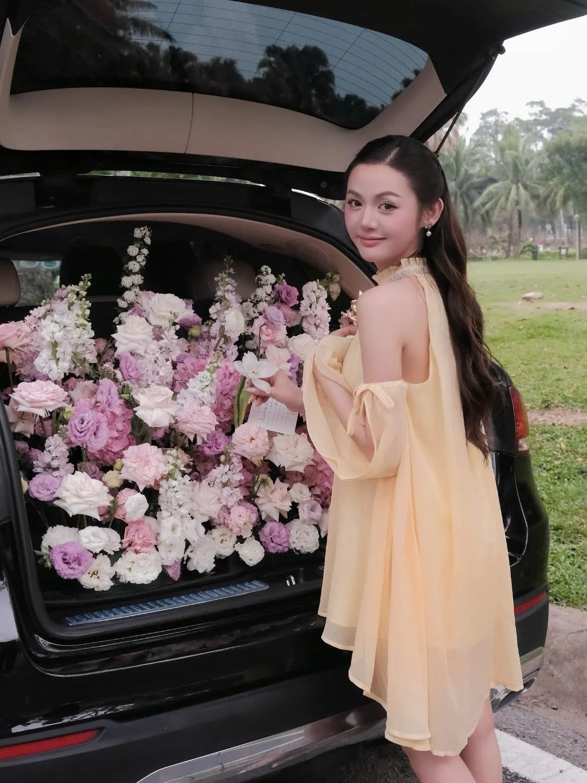 Váy Tơ Cổ Yếm đính đá Anna Dress
