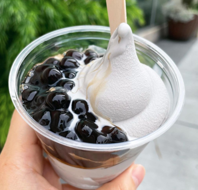 Es Krim dengan Topping Boba Es Krim dengan Topping Boba