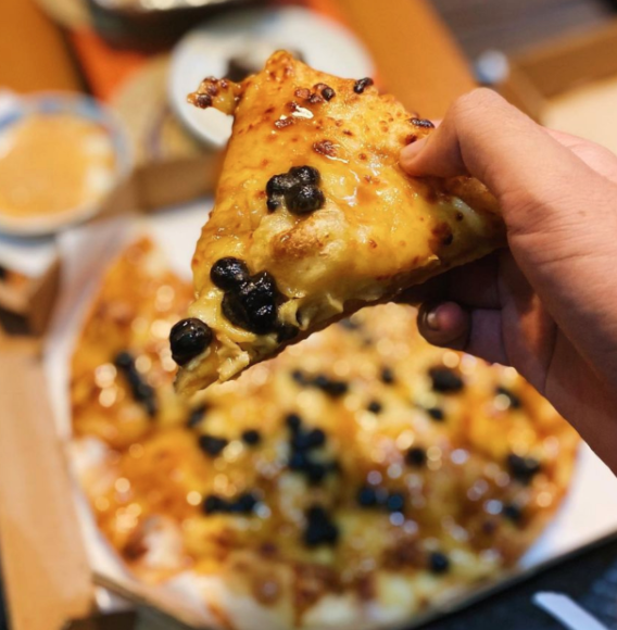 Pizza dengan Taburan Topping Boba Pizza dengan Taburan Topping Boba