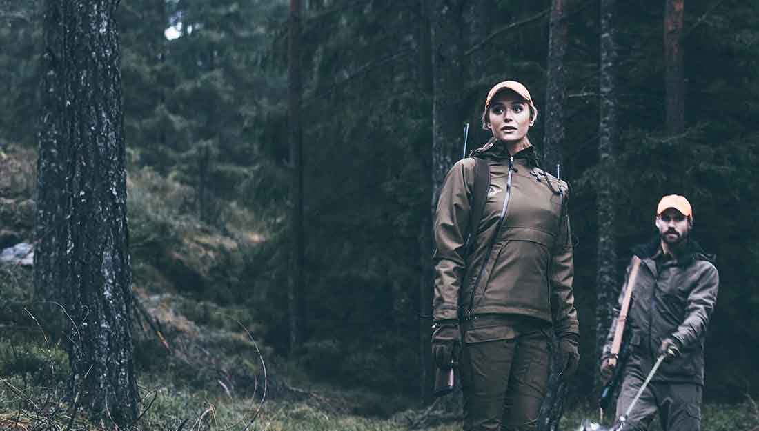 Jegere med hund i skogen i Chevalier-klær