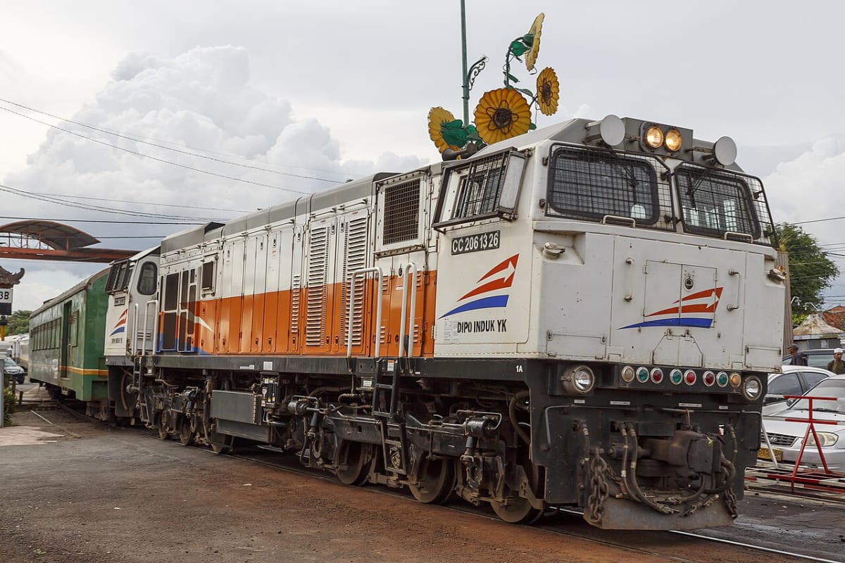 Lokomotif meninggalkan Stasiun Tugu Yogyakarta