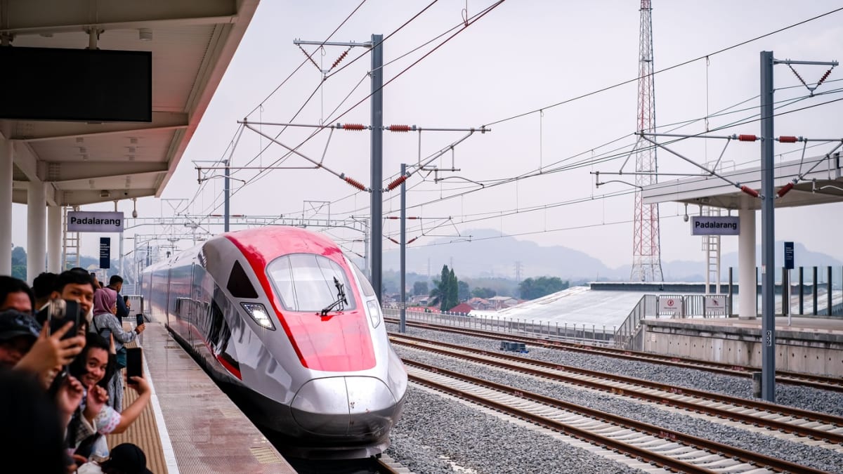 Kereta cepat Whoosh di Stasiun Padalarang, Jawa Barat