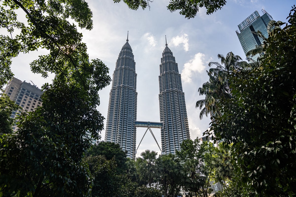 Menara Berkembar Petronas dilihat dari taman KLCC Park di Kuala Lumpur