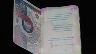 Halaman permohonan paspor Republik Indonesia yang terbuka pada latar hitam.