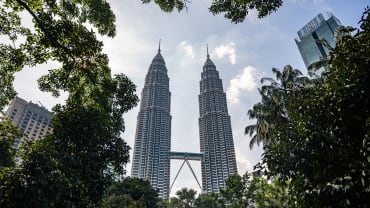 Menara Berkembar Petronas dilihat dari taman KLCC Park di Kuala Lumpur