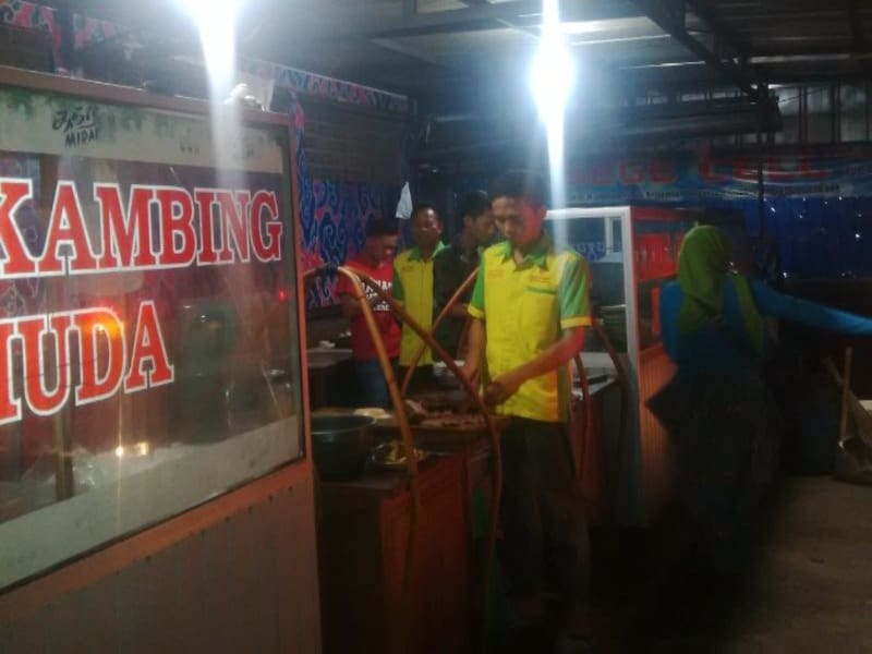 Selain menyediakan menu andalannya empal gentong, RM Empal Gentong Haji Apud juga menyediakan menu sate kambing muda