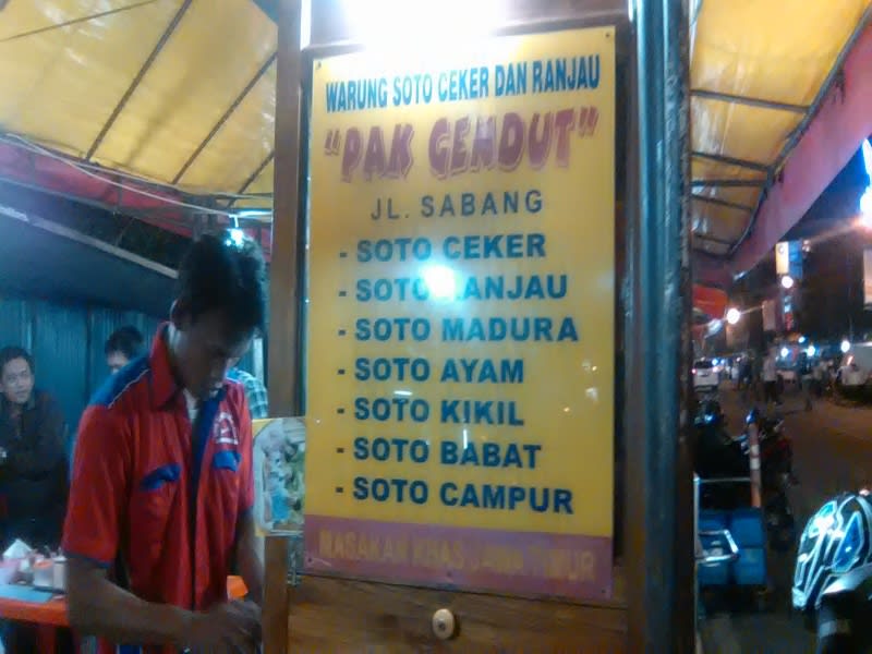 Warung Soto Pak Gendut menyediakan ragam menu soto, mulai dari soto ceker, kepala, daging, babat, campur dan soto ayam