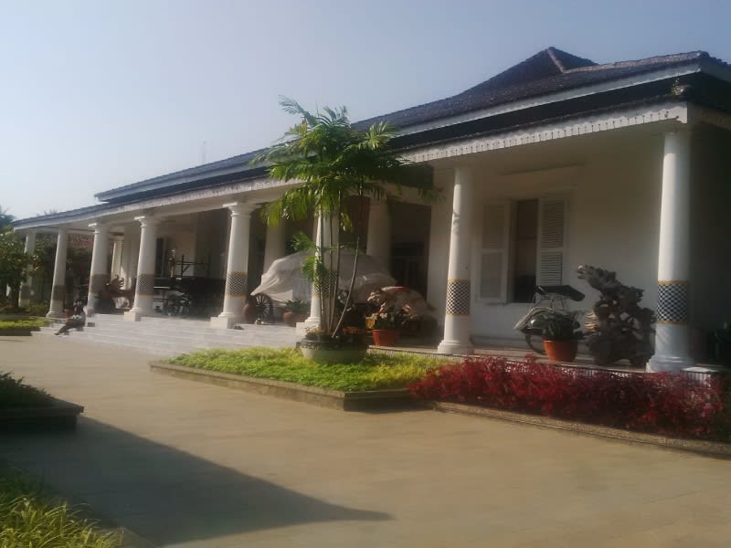 Gedung Negara yang sekarang dipakai sebagai kantor Bupati Purwakarta, salah satu gedung tua yang dibangun sekitar 1831