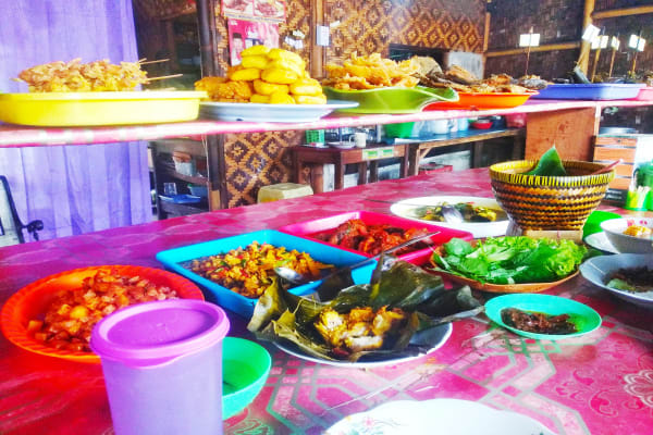 Warung Khas Sunda Sederhana yang Ramah Kantong di Dekat Mesjid Kubah Emas