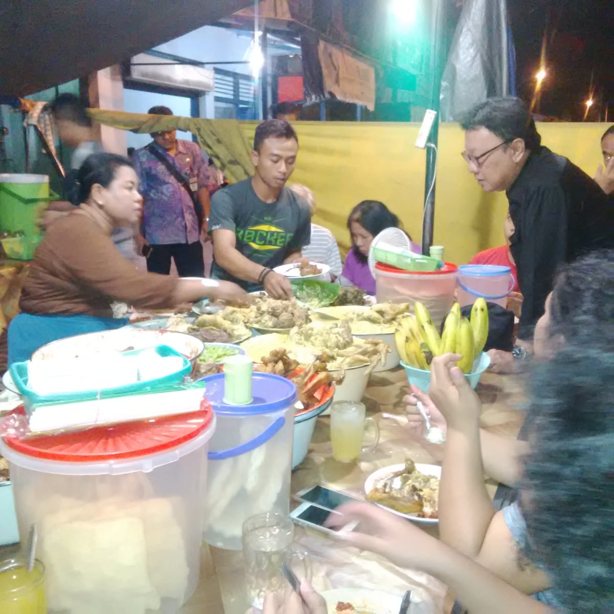 Mencicipi Kuliner Kaki Lima Bersama Seorang Menteri