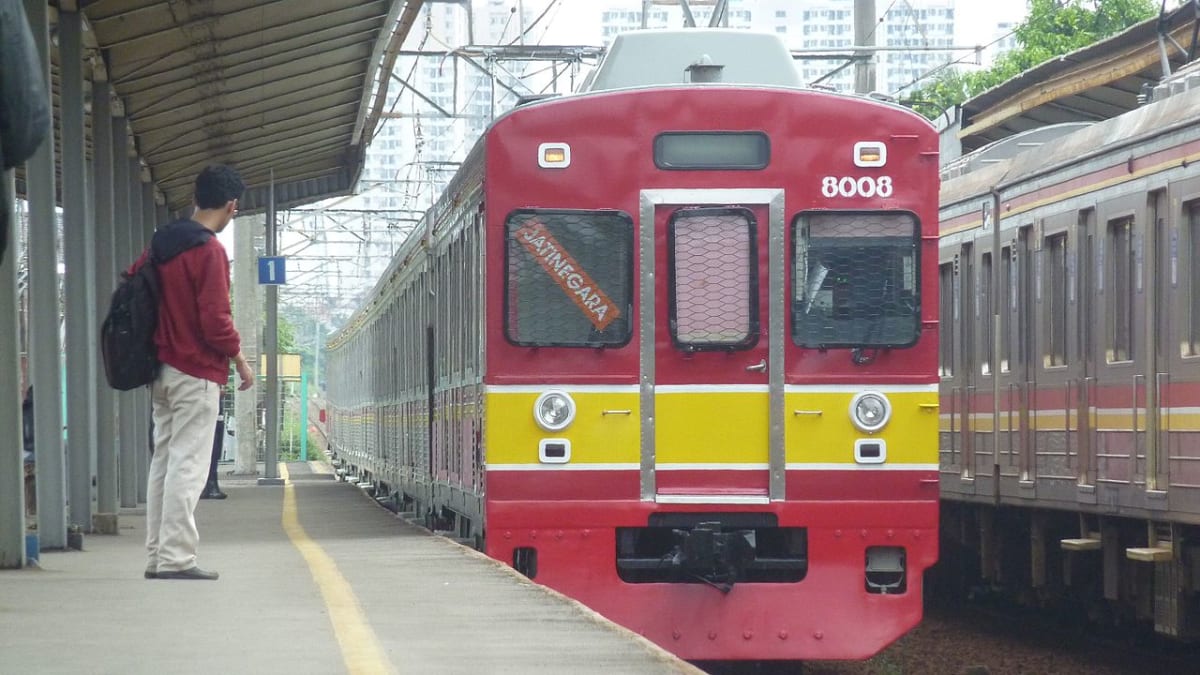 KRL seri 8000 berangkat dari Stasiun Pondok Cina
