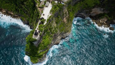 Explore Keindahan Uluwatu Bali, dari Pura Hingga Tari Kecak