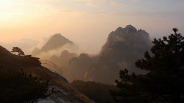 Huangshan: Mendaki gunung dalam lukisan