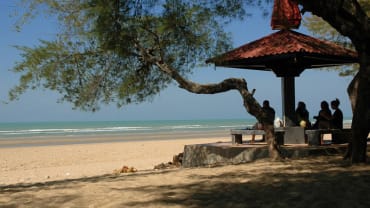 Wisata Pantai Lombang di Ujung Kabupaten Sumenep, Madura