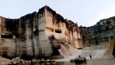 Ingin Mendaki Bukit Dengan Panorama Alam Yang Unik? Bukit Jaddih Madura Tempatnya