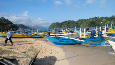 Sendang Biru: Pantai Sejuk Dikelilingi Pegunungan