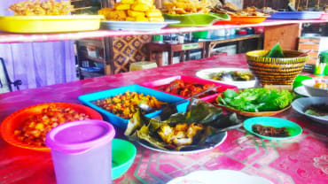 Warung Khas Sunda Sederhana yang Ramah Kantong di Dekat Mesjid Kubah Emas