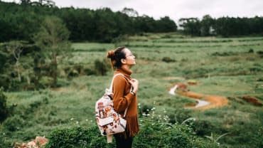 Jangan Kaget, Ini Perlengkapan yang Harus Dibawa Wanita Saat Traveling