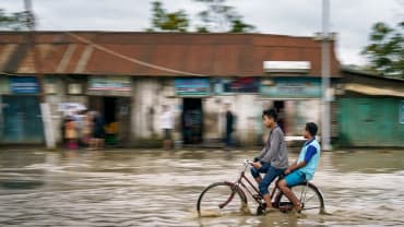 Tips Menghadapi Banjir Saat Traveling