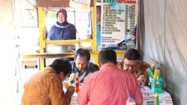 Menikmati Bakso Legendaris Langganan Menteri