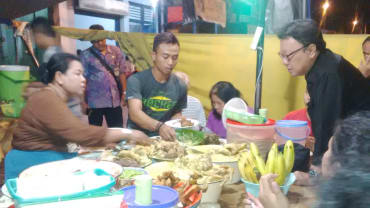 Mencicipi Kuliner Kaki Lima Bersama Seorang Menteri