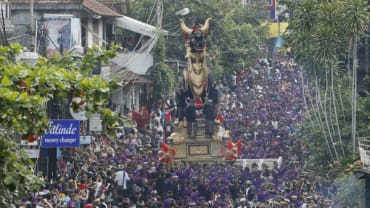 Menyaksikan Prosesi Ngaben dan Nikmatnya Sup Ikan di Warung Mak Beng, Bali
