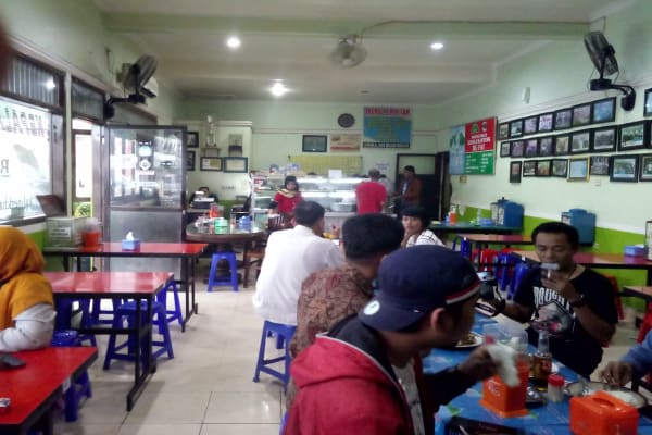 Suasana Warung Mangut Kepala Ikan Manyung Bu Fat