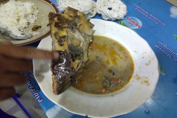 Satu porsi Kepala Ikan Mangut Bu Fat