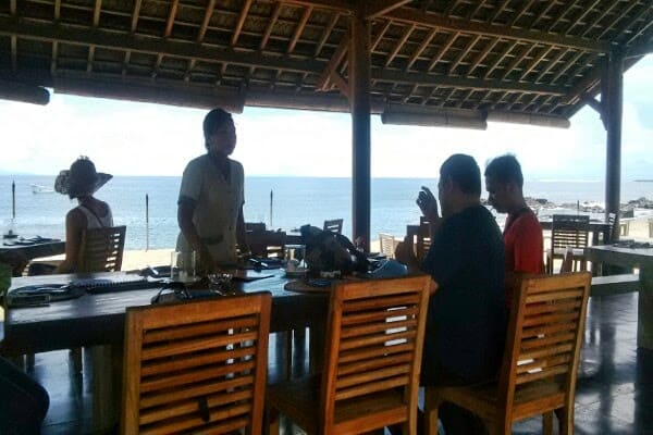 Ngopi sambil menikmati pemandangan birunya Pantai Senggigi di Kafe Alberto