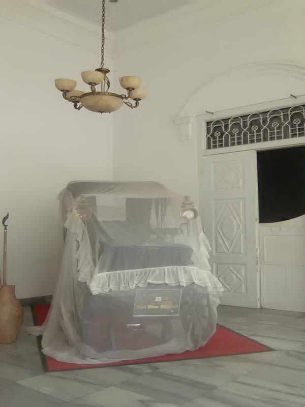 Salah satu kereta yang di pajang di sudut serambi depan Gedung Negara Purwakarta