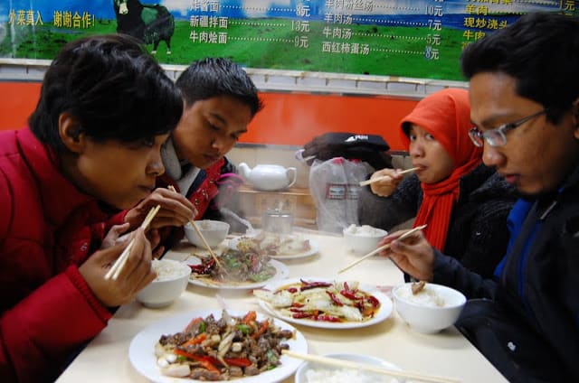 Makan kambing di RM Muslim Shanghai