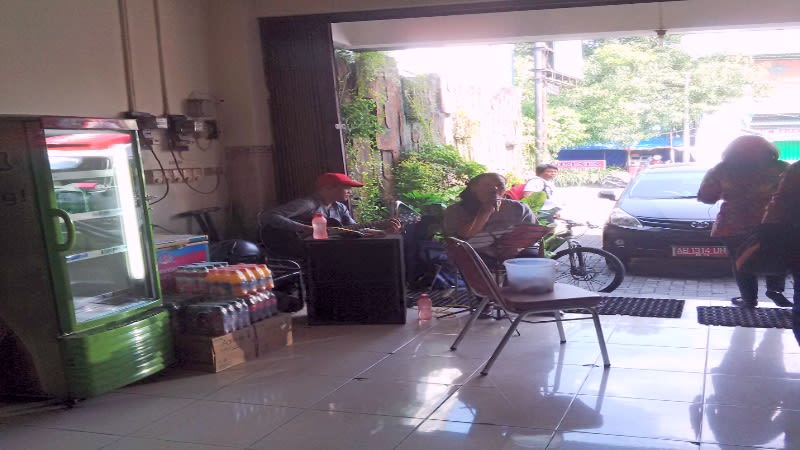 Dua pemusik sedang menghibur pengunjung di rumah makan ayam goreng Bu Tini