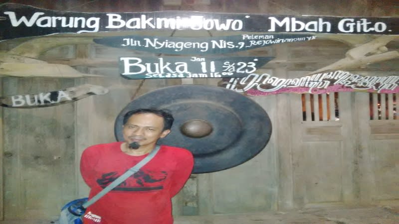 Penulis narsis sebentar di depan warung Bakmi Jowo Mbah Gito