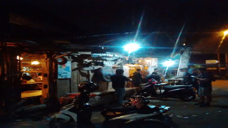Suasana di depan Bakmi Jowo Mbah Gito