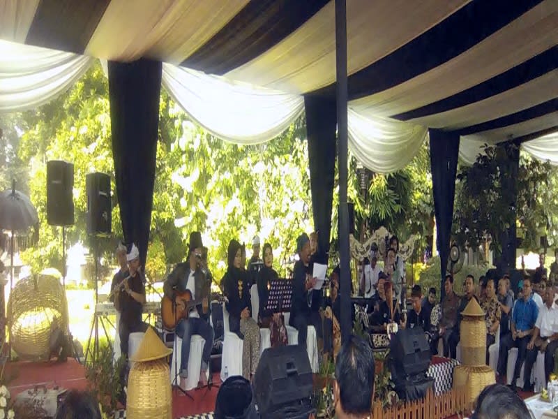 Apiknya penampilan band Emka 9, memadukan musik dengan puisi