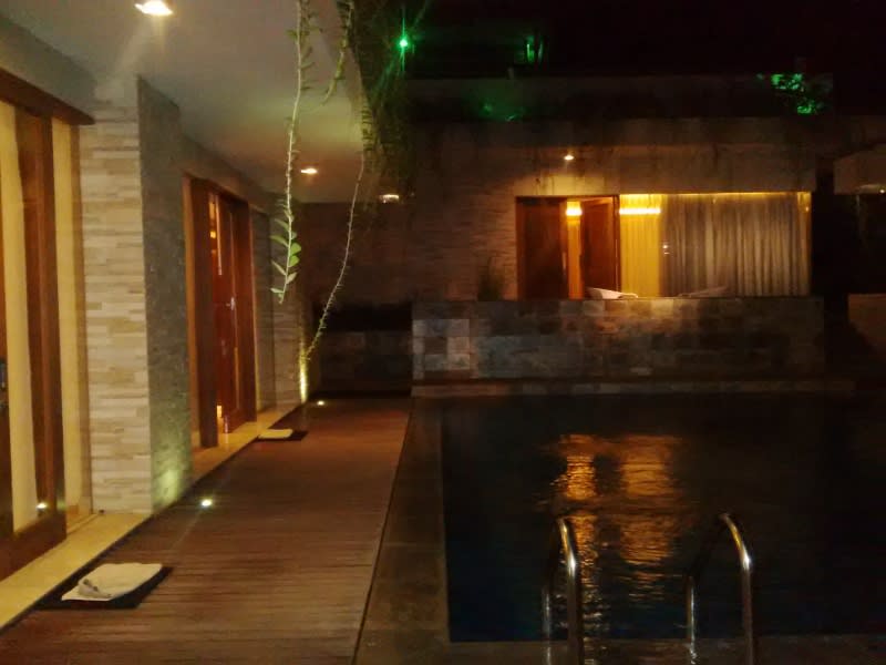 Salah satu sudut cottage di Majestic Point Villas kala malam hari