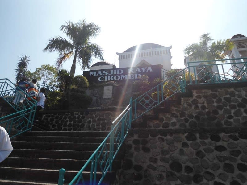 Mesjid Raya Ciromed dulunya tempat maksiat. Tempat lelaki hidung belang melepas syahwat. Kini beralihrupa, jadi tempat ibadah