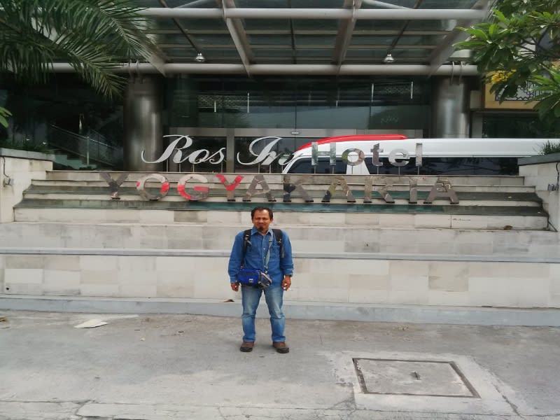 Penulis 'narsis' depan Hotel Rose In Bantul