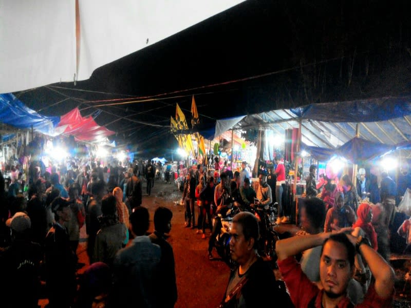 Suasana pasar rakyat di acara Seren Taun Desa Adat Cisungsang, Lebak Banten