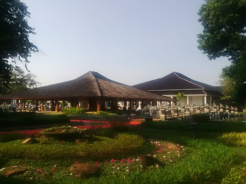 Pendopo di depan Gedung Negara. Pendopo ini dibangun sekitar 1831