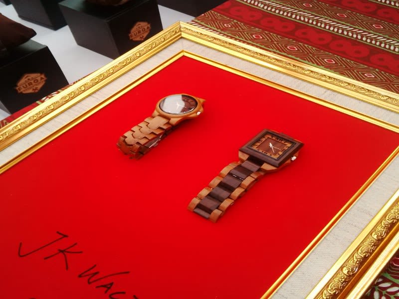 Dua model jam kayu JKW