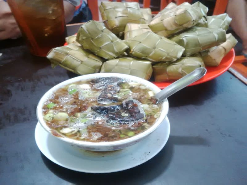 Di makan dengan ketupat atau buras, Coto Makassar terasa sempurna nikmatnya