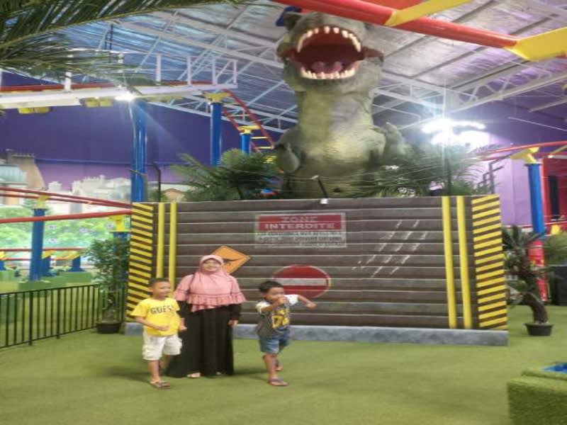 Replika Tyrannosaurus rex atau T-rex yang bisa bergerak-gerak di Transmart Cilandak