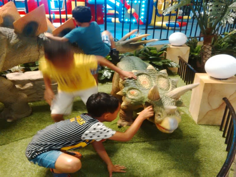 Taman bermain bertema Dinosaurus