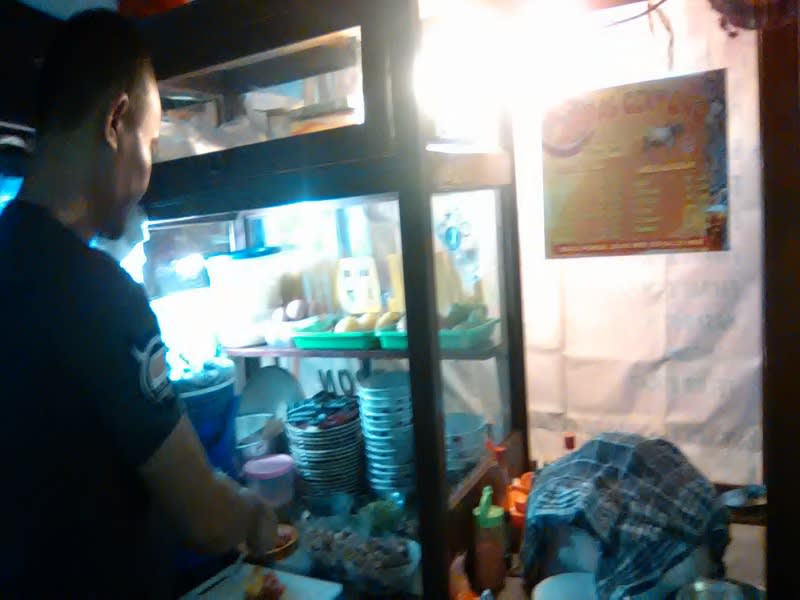 Mang En sedang meracik empal gentong pesanan pelanggannya