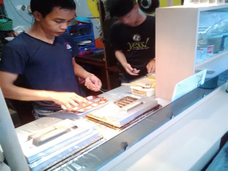 Anak muda penjual kue pancong, pelestari kue warisan