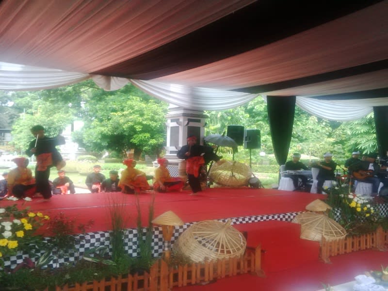 Dua pesilat sedang memperagakan jurus pedangnya