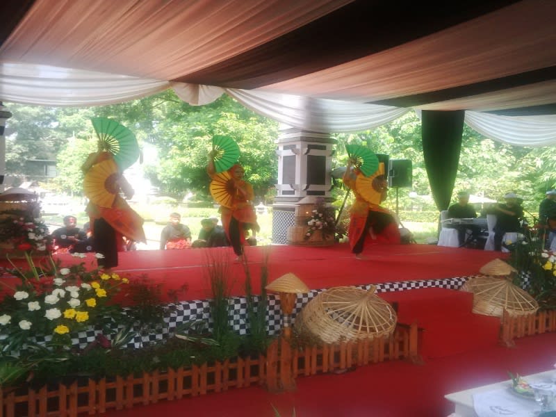 Tiga pesilat perempuan dengan jurus kipasnya